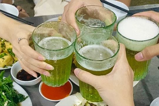 Vòng xoáy bệnh tật từ 'ép nhậu công sở'