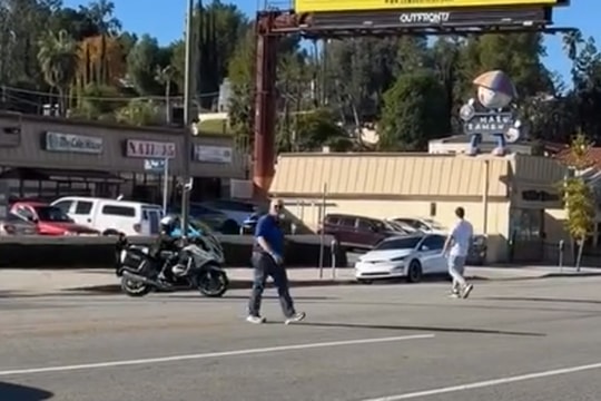 Cảnh sát bị chỉ trích thuê người đi bộ sang đường 'bẫy' tài xế