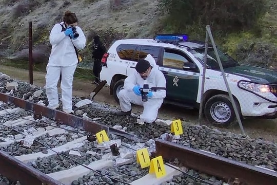 Tàu cao tốc Tây Ban Nha đâm nhau có thể vì lỗi khớp nối ray