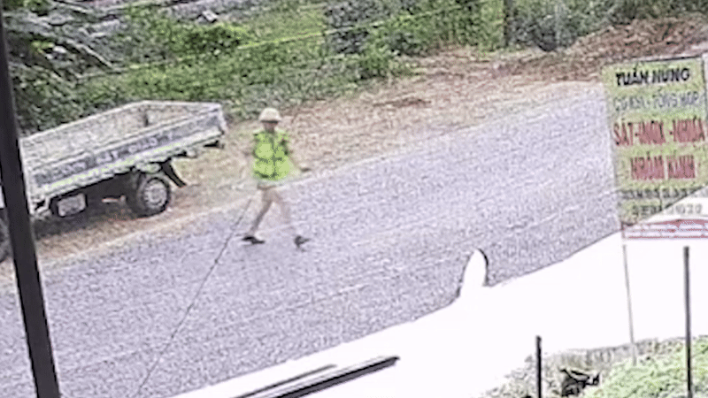 Lái xe máy chở 2 người lao vào cảnh sát giao thông khi bị dừng kiểm tra