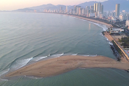 Cồn cát hơn 100 m xuất hiện ở biển Nha Trang
