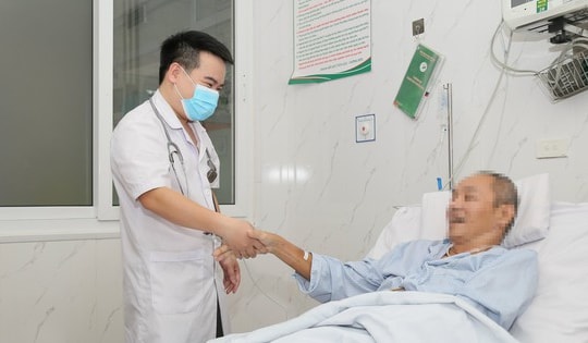 Cấp cứu thành công bệnh nhân đột ngột ngã gục khi chơi tennis