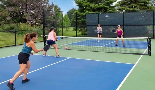 Tiếp tục không có đơn hàng, một công ty may gần 50 năm tuổi hợp tác kinh doanh sân pickleball