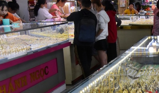 Giá vàng hôm nay 20-1: Tăng vọt do nhu cầu trú ẩn vốn an toàn