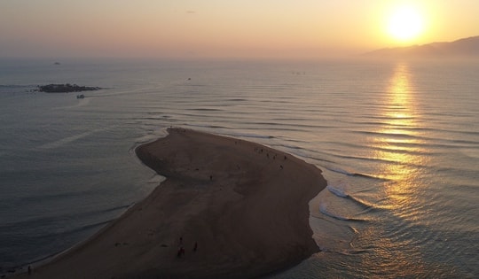 Cồn cát lạ xuất hiện ở cửa biển Nha Trang thu hút du khách tham quan