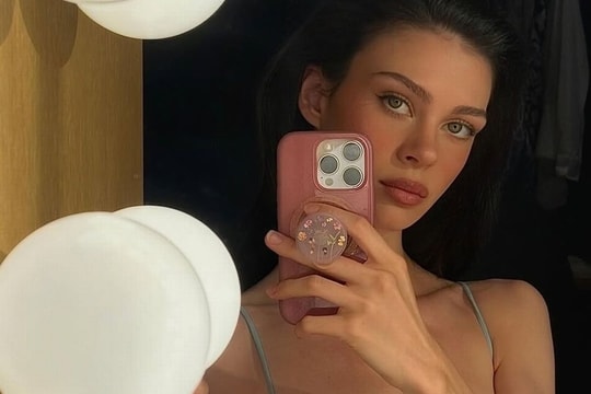 Con dâu David Beckham khoe hình xăm