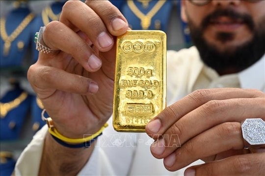 Giá vàng thế giới áp sát mốc 4.900 USD/ounce