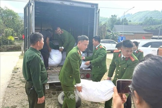 Nghệ An trao tặng gạo cho các hộ nghèo, khó khăn tại xã miền núi vùng cao