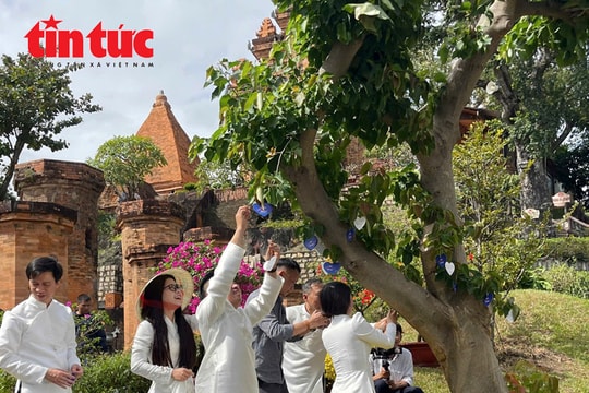 Trồng cây hạnh phúc tại Tháp Bà Ponagar lan tỏa giá trị Vietnam Happy Fest 2025
