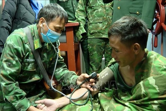 Hai ngư dân được cứu sống sau vụ lật thuyền ở biển Cửa Lò