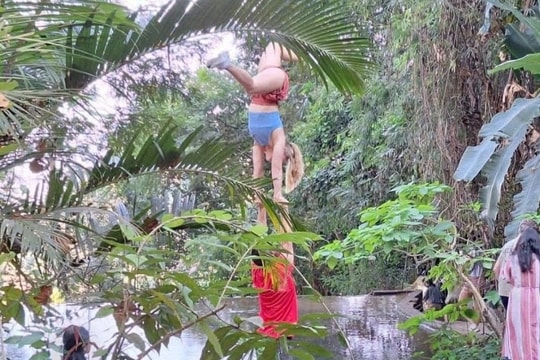 Du khách leo trèo, tập yoga trong chùa Thái Lan gây phản cảm