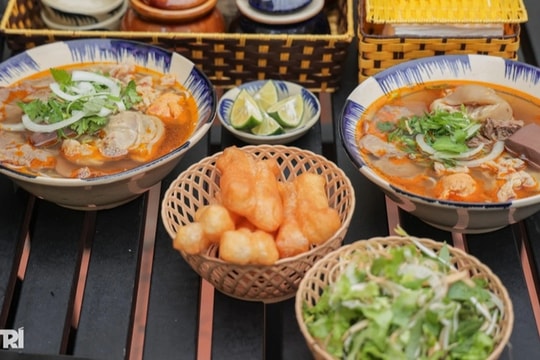 Ăn bún bò Huế trong biệt thự cổ ở Hà Nội, khách Tây thấy choáng ngợp