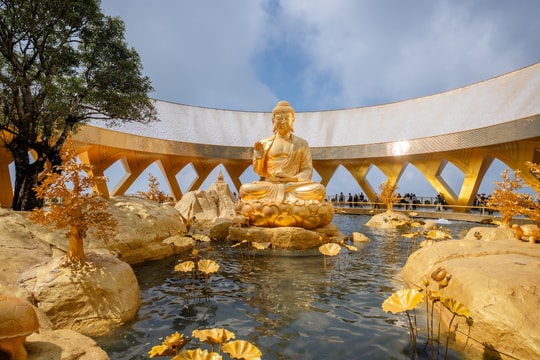 Ba tượng Phật lớn nhất trên núi Bà Đen