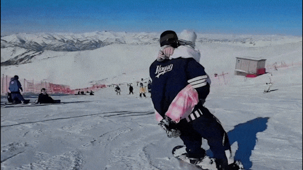 Nữ du khách Việt thuê 'soái ca' bế trượt tuyết ở Cáp Nhĩ Tân