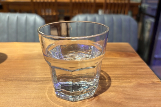 Uống nước đun sôi để nguội nhiều ngày có an toàn?