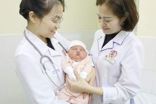 Bé gái chào đời nặng 5,1 kg