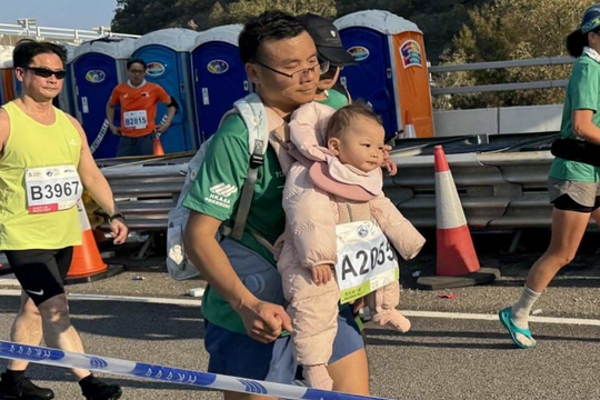 Runner bị loại vì địu em bé khi chạy Hong Kong Marathon