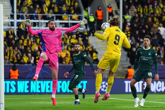 Man City bị chê phòng ngự như đội U10