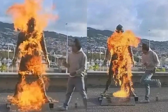 Tượng Ronaldo bị phóng hỏa