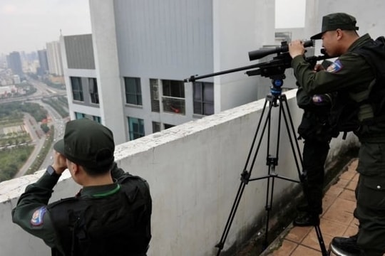 Lính bắn tỉa túc trực tại các điểm cao bảo vệ Đại hội Đảng