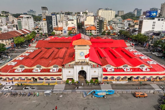 Chợ Bến Thành 'thay áo mới' đón Tết