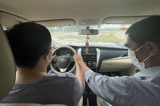 'Kiệt sức khi thi bằng lái xe ôtô'