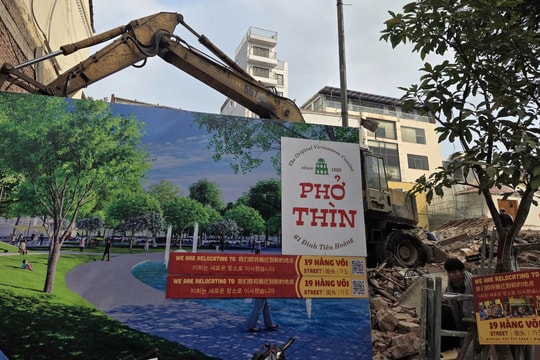 Tháo dỡ công trình bên Hồ Gươm