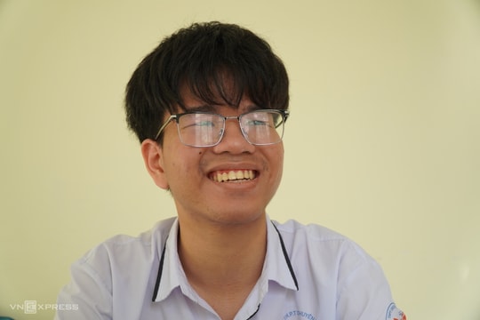 Thủ khoa Vật lý quốc gia thích tự tạo bài tập mới