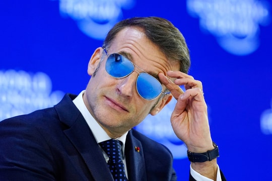 Lý do ông Macron đeo kính râm khi phát biểu tại Davos