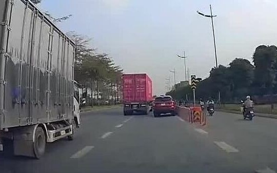 Xe container vắt ngang đường, ép xe con vào dải phân cách