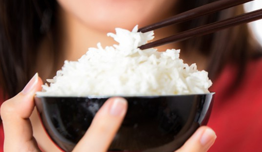Chuyên gia mách "3 nhớ 2 không" khi ăn cơm không lo béo