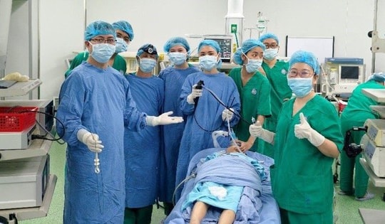 Bé trai 7 tuổi bị hóc dị vật đường hô hấp do thói quen nguy hiểm khi học bài