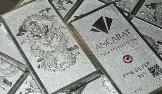 Bạc lập đỉnh mới, người dân rút tiết kiệm, xếp hàng đến 9 giờ tối chờ mua