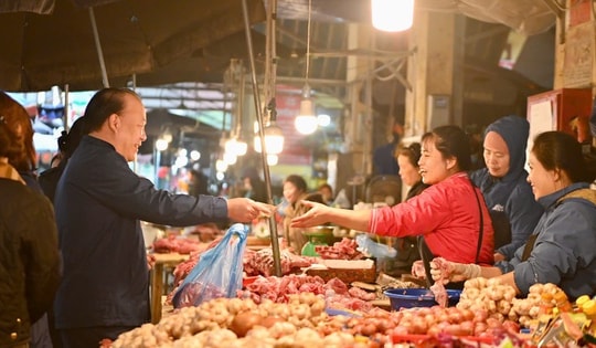 Cục trưởng đi kiểm tra hàng Tết, trực tiếp mua sản phẩm tại chợ