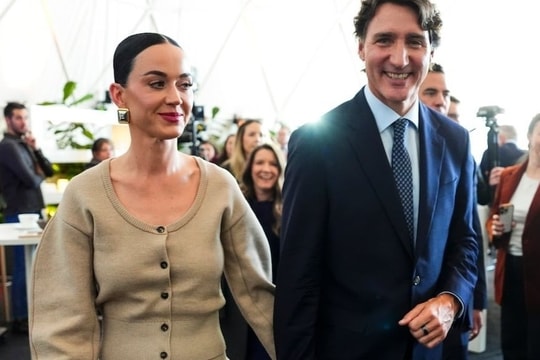 Cựu thủ tướng Canada và Katy Perry tham dự Diễn đàn Kinh tế Thế giới