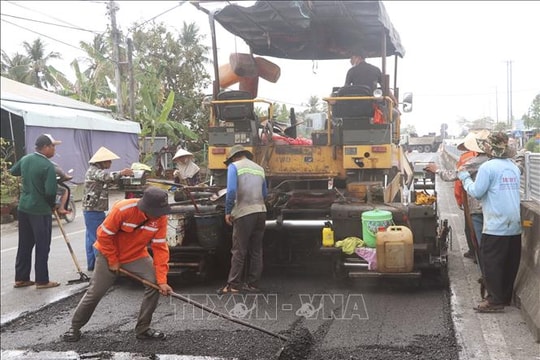 Khắc phục hư hỏng trên Quốc lộ 1A đoạn qua tỉnh Cà Mau