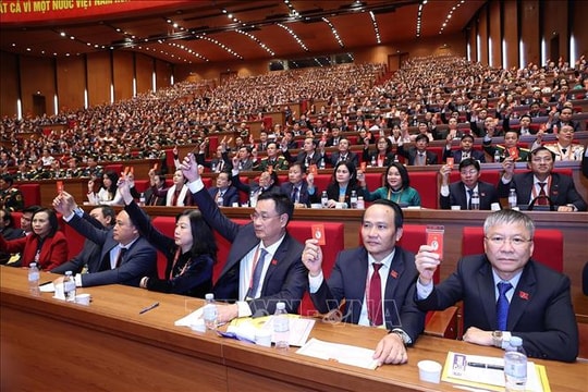 Các đại biểu biểu quyết thông qua danh sách bầu cử Ban Chấp hành Trung ương Đảng khóa XIV