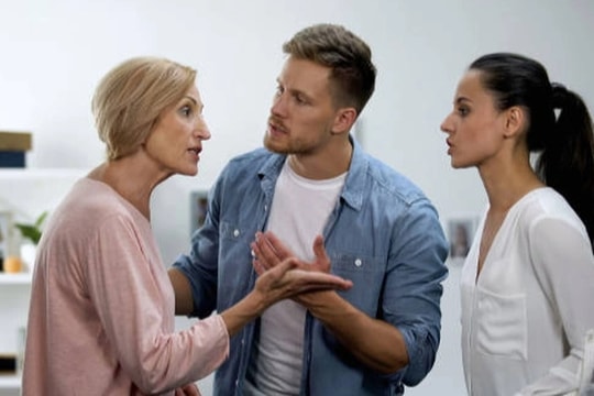 Tết nào cũng biếu 20 triệu đồng, tôi sốc khi nghe mẹ chồng kể với hàng xóm