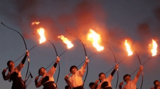 Hàng nghìn người đổ xô xem đồng cỏ bốc cháy ở Nhật Bản