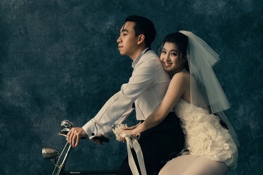 Á hậu Phương Nhi và chồng đèo nhau trên xe đạp trong ảnh cưới