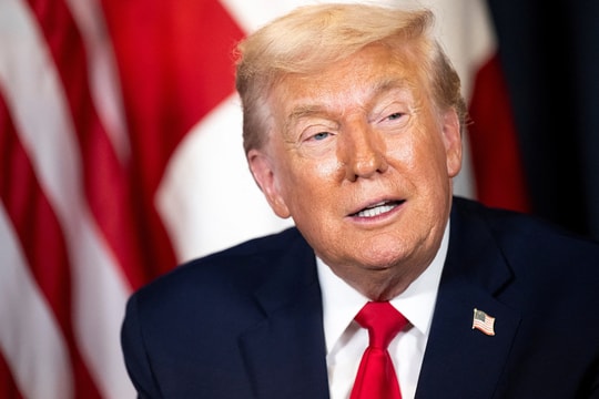 Ông Trump nói 'chỉ mất 3 phút' thuyết phục ông Macron tăng giá thuốc