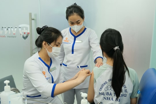 Vì sao phụ huynh cho con tiêm vaccine ngừa HPV trước tuổi 15?