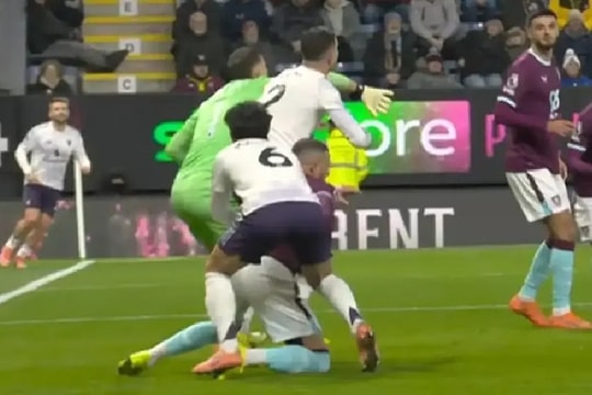 Ngoại hạng Anh lại nhận sai khi từ chối bàn thắng của Man Utd