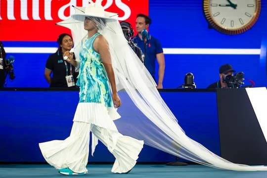 Trang phục kỳ dị của Osaka ở Australia Mở rộng 2026