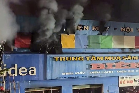 Cháy trung tâm mua sắm điện máy, hai mẹ con tử vong