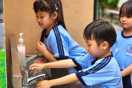 Trường học TP HCM phải dọn nhà vệ sinh 4 lần mỗi ngày