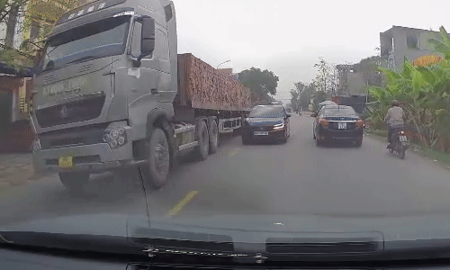 Ôtô lấn làn đâm xe đi đúng chiều: tình huống đơn giản trở nên phức tạp