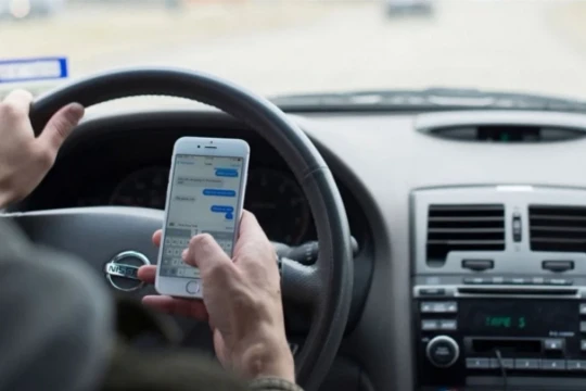 Dừng đèn đỏ dùng điện thoại có bị phạt nguội?