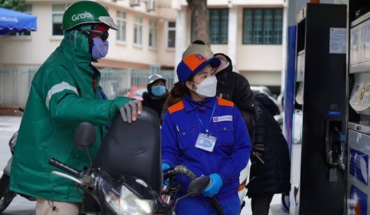 Giá xăng giảm nhẹ, dầu diesel tăng hơn 400 đồng mỗi lít