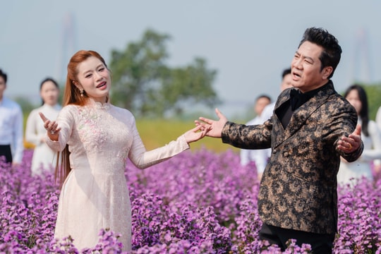 NSND Quốc Hưng hát mừng Đại hội Đảng